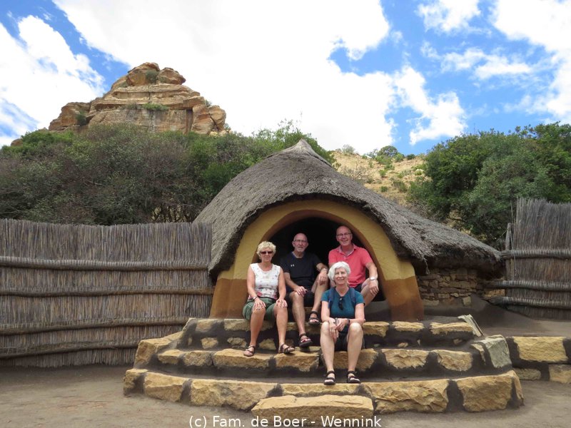 191115_120347-06 Poserend voor een authentiek Basotho huisje.JPG